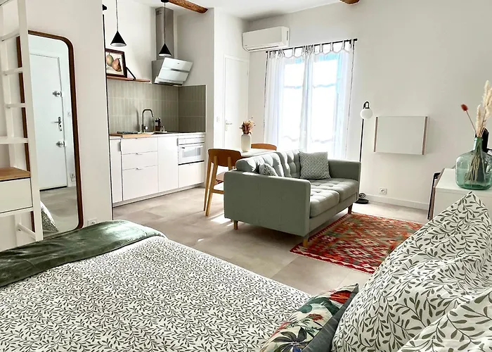 La Maison Du Douanier. Un Balcon Au Soleil