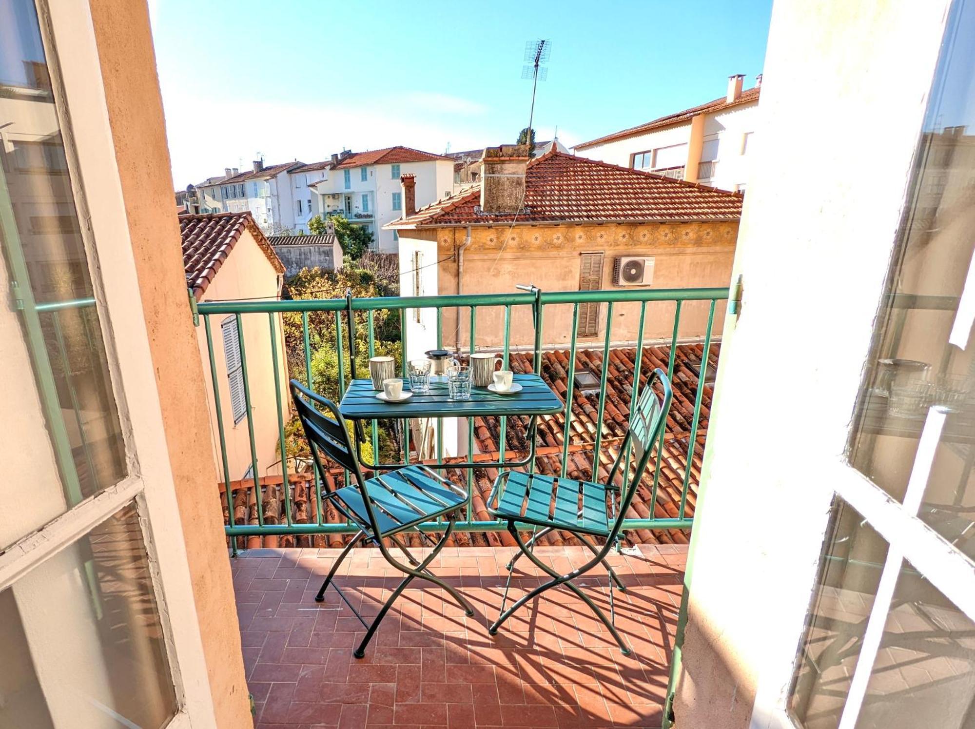 La Maison Du Douanier. Un Balcon Au Soleil * Antibes